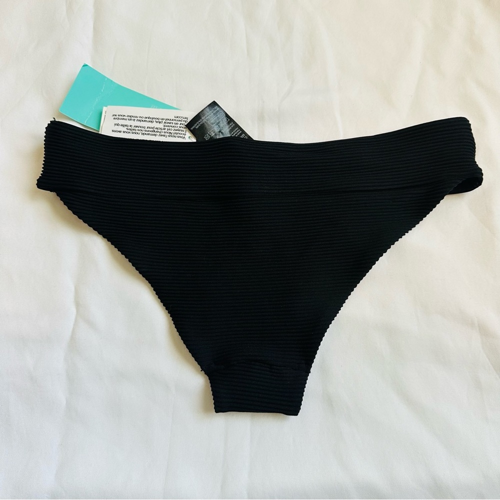 β
NWT H&M Ribbed Bikini Set - Black β
- Picture 8 of 17